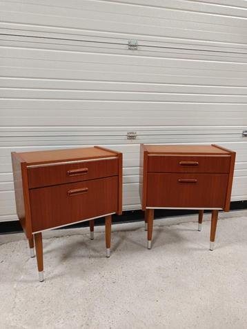 Mooie set van 2 vintage originele teakhouten nachtkastjes beschikbaar voor biedingen