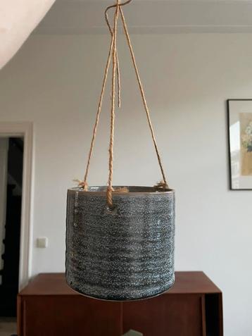 Hangend plantenpotje beschikbaar voor biedingen