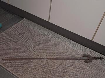 Decoratief zwaard met vliegroest beschikbaar voor biedingen