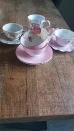 Vintage kopjes en schotels set, Huis en Inrichting, Gebruikt, Ophalen of Verzenden, Overige stijlen, Kop(pen) en/of Schotel(s)