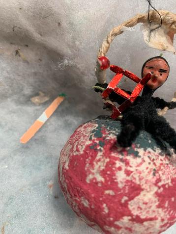 Antieke Kerstbal met schoorsteenveger beschikbaar voor biedingen