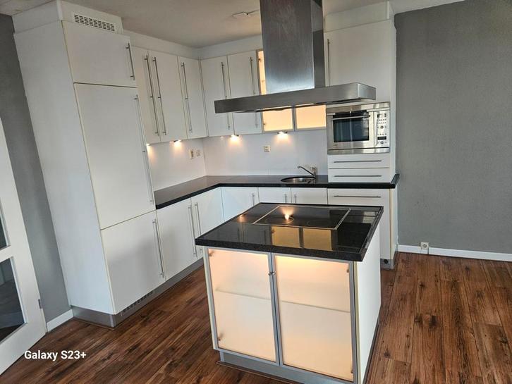 Complete hoekkeuken met kookeiland en granieten blad, Huis en Inrichting, Keuken | Complete keukens, Gebruikt, Hoekkeuken, Wit