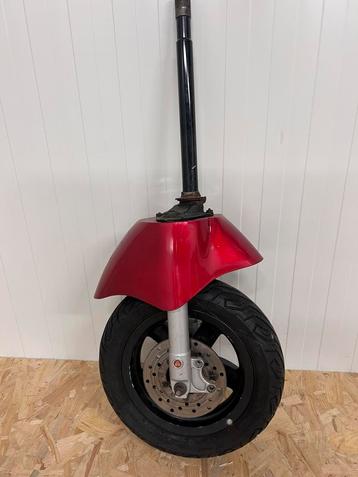 Piaggio zip voorvork goedwerkend inc velg en band beschikbaar voor biedingen
