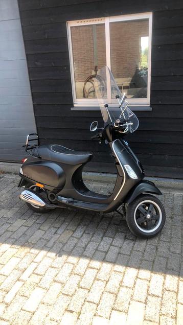 Vespa sport  mat zwart  beschikbaar voor biedingen