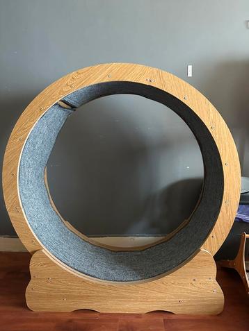 Houten looprad voor kat beschikbaar voor biedingen