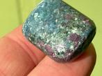 Robijn im Fuchsiet broekzaksteen mineralen UV actief, Verzamelen, Mineralen en Fossielen, Ophalen of Verzenden, Mineraal