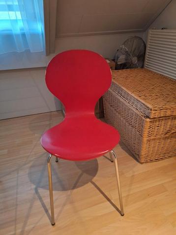 Stoel rood beschikbaar voor biedingen