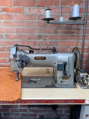 INDUSTRIE NAAIMACHINE 3 VOUDIG TRANSPORT 2 NAALDS PFAFF 146 beschikbaar voor biedingen