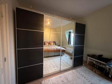 Zwarte pax kasten met spiegeldeuren