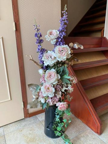 Decoratie zijdebloemen in kolenkit. beschikbaar voor biedingen