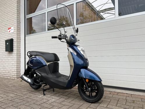 Nieuwstaat Sym Mio 50i Bromscooter. 1070 KM! Geel kenteken., Fietsen en Brommers, Scooters | SYM, Zo goed als nieuw, Mio, Maximaal 45 km/u