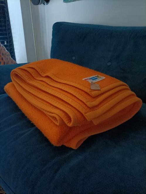 Knaloranje Didas acryl deken 150/210cm., Huis en Inrichting, Woonaccessoires | Plaids en Woondekens, Zo goed als nieuw, Ophalen of Verzenden