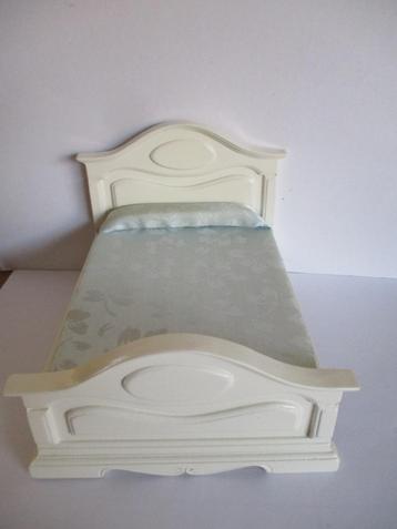 poppenhuis mooi bed beschikbaar voor biedingen