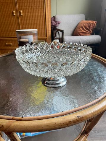 Brocante/ vintage geslepen glazen schaal op voet beschikbaar voor biedingen