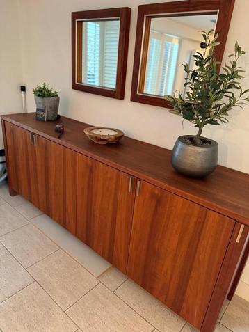 Kast en dressoir en bijpassende spiegels notenhout beschikbaar voor biedingen