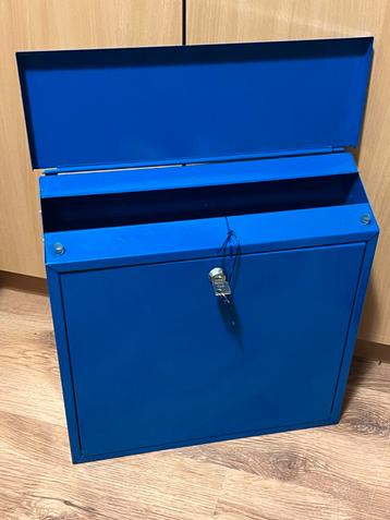 Blauwe Wandbrievenbus met Sleutel  afmeting  36x36x10 cm beschikbaar voor biedingen