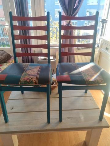 2 leuke vrolijke houten stoelen met fluwelen stof 2 leuke vr beschikbaar voor biedingen