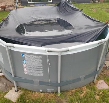 Groot zwembad ovaal beschikbaar voor biedingen