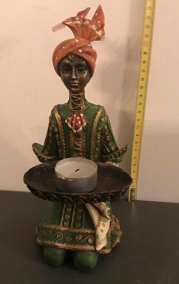 Decoratieve beeld vrouw in Oosterse kledij en Tulband beschikbaar voor biedingen