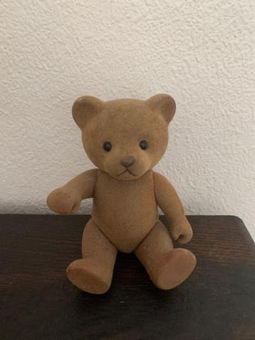 Schattig bruin klein zittend beertje van ongeveer 9 cm hoog beschikbaar voor biedingen