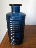 Nieuwe vaas, horizontaal geribbeld blauw glas, 21cm hoog, Huis en Inrichting, Woonaccessoires | Vazen, Minder dan 50 cm, Nieuw