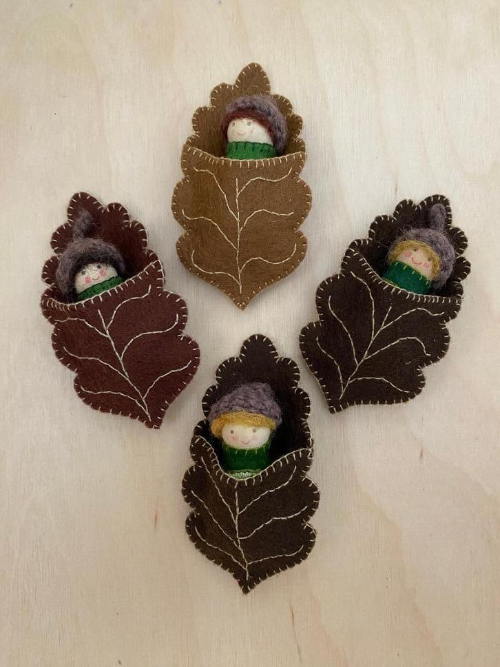 Herfstbladpopje van vilt, Hobby en Vrije tijd, Vilt, Nieuw, Figuurtje(s), Ophalen of Verzenden