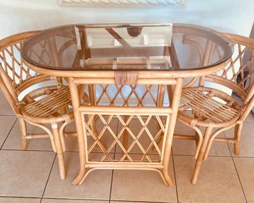 intage Rotan tafel en twee stoelen blad van rookglas Bamboe beschikbaar voor biedingen