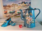 Franse blauwe koffiepot, dik opgelegde bloemen/vlinder, Ophalen of Verzenden