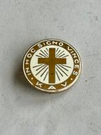 Emaille Broche In Hoc Signo Vinces K.A.V. Religie, Verzamelen, Speldjes, Pins en Buttons, Ophalen of Verzenden, Zo goed als nieuw