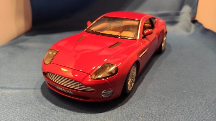 Modelauto 1:18 Aston Martin V12 Vanquish (2002), Hobby en Vrije tijd, Modelauto's | 1:18, Zo goed als nieuw, Auto, Bburago, Ophalen of Verzenden