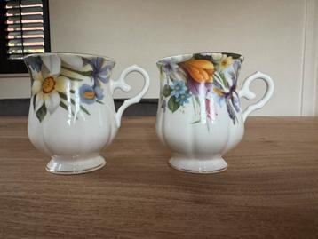 Vintage mokken Bone China met bloemen motief beschikbaar voor biedingen