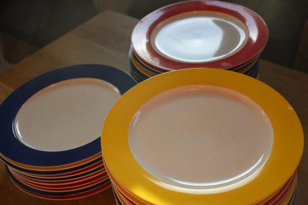 Te koop 39 dinerborden, drie kleuren, Ophalen of Verzenden, Gebruikt, Porselein, Bord of Schaal