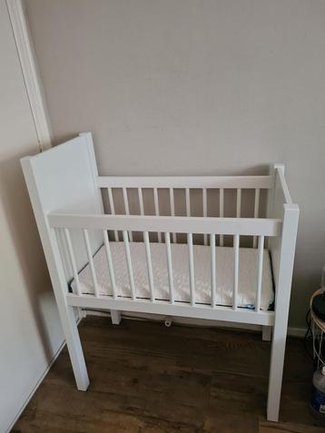 Wiegje Kidsmill inclusief matras en bedtextiel beschikbaar voor biedingen