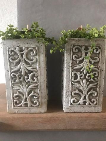 2 beton buiten of binnen potten  beschikbaar voor biedingen