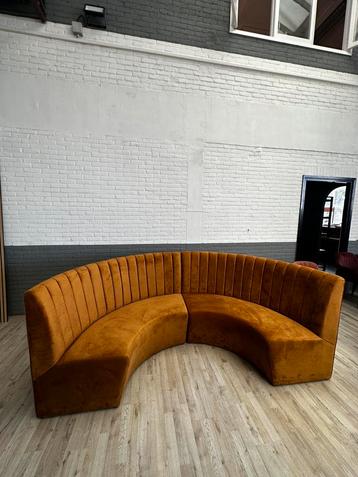 Showroommodel rond gekapitonneerde bank beschikbaar voor biedingen