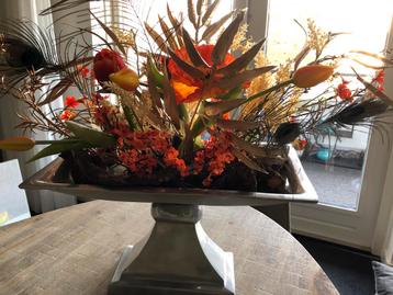 Bloempot met kunstbloemen en veren beschikbaar voor biedingen