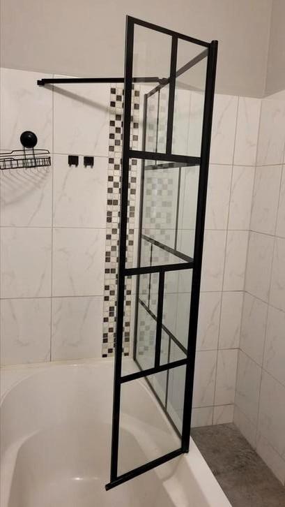 Stijlvolle Aurlane douchewand 130x104 cm matzwart aluminium, Huis en Inrichting, Badkamer | Badkamermeubels, Zo goed als nieuw