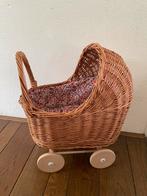 Rieten poppenwagen met kap en retro bloemen bekleding Nieuw, Ophalen of Verzenden, Nieuw, Overige typen