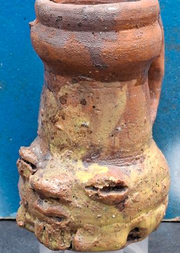 Potneus kruikje. Terra-cotta.  Voor 1500.  13 cm. beschikbaar voor biedingen