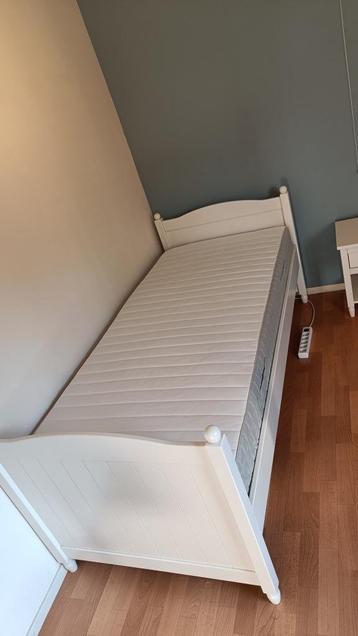 Bed + nachtkastje beschikbaar voor biedingen