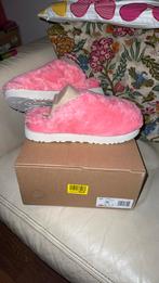 Nieuw UGG pantoffels Roze Fuzz Sugar Slide Maat 42, UGG, Nieuw, Ophalen of Verzenden, Roze