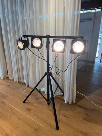 2x 4-delige lichtset lichtinstallatie beschikbaar voor biedingen