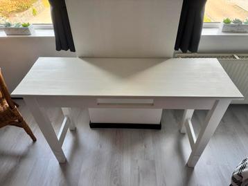 Witte tafel beschikbaar voor biedingen