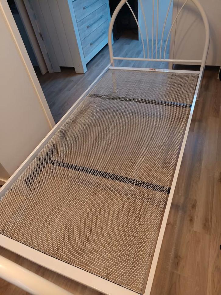 Wit metalen bed met spiraalbodem - stevig!, Huis en Inrichting, Slaapkamer | Bedden, Gebruikt, Eenpersoons, 90 cm, 200 cm, Metaal