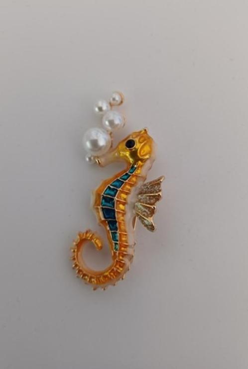 Goudkleurige broche zeepaardje geel met pareltjes, Sieraden, Tassen en Uiterlijk, Broches, Nieuw, Geel, Verzenden