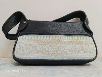 Kleine blauwe tas – praktisch en stijlvol beschikbaar voor biedingen