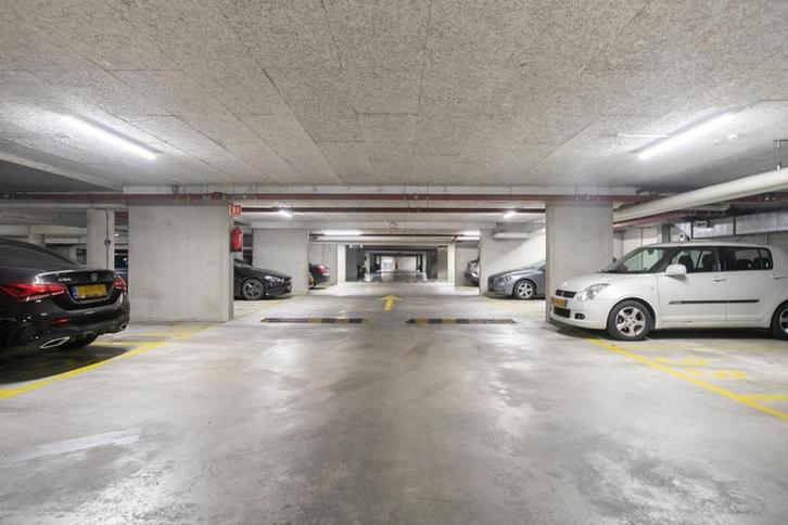 Parkeerplaats te huur Amsterdam - Amstel, Huizen en Kamers, Garages en Parkeerplaatsen, Amsterdam