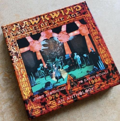 Hawkwind Spirit Of The Age Anthology 1976-1984 BOX 3 CD 2008, Cd's en Dvd's, Cd's | Rock, Zo goed als nieuw, Progressive, Ophalen of Verzenden