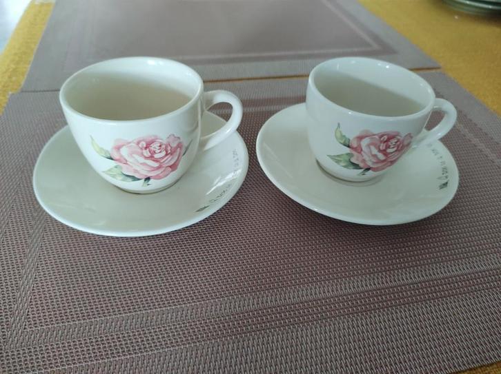 2 mooie kop en schotels van Jet ter Steege. Tekst op schotel, Antiek en Kunst, Antiek | Servies los, Ophalen of Verzenden