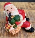 Kerstman zittend pijp rokend mrt een zak cadeautjes., Diversen, Kerst, Ophalen of Verzenden